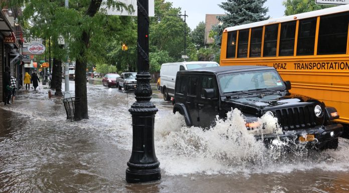 Inundații pe străzile din New York. Cel mai mare oraș din SUA, sub ape: stații de metrou afectate, mii de localnici fără electricitate