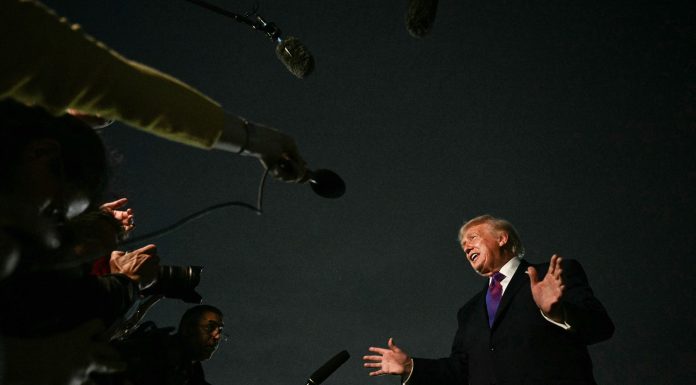 Trump amenință din nou că „șterge Iranul de pe suprafața Pământului” și spune că armata SUA a distrus șapte ambarcațiuni iraniene
