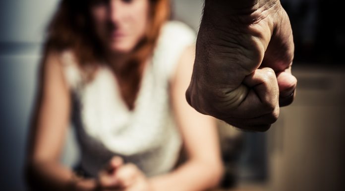 „Important este să aibă curaj”. Sfaturile unei femei care a învins abuzul domestic pentru româncele din străinătate