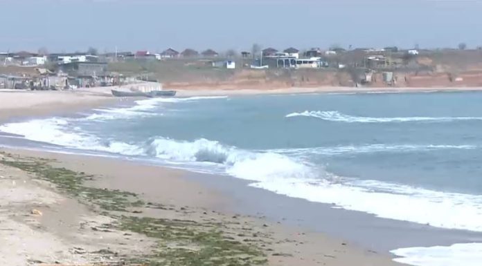 Descoperire misterioasă pe plaja din Vama Veche: Garda de Coastă a găsit o bucată de metal cu inscripţii chirilice