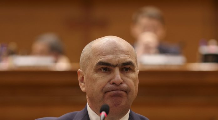 Ce spune Ilie Bolojan despre mama sa care urmărește scandalurile politice la TV: „Familia are de pătimit. Caut să o sun zilnic”
