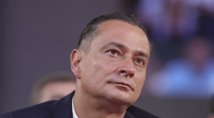 Daniel Băluță, atac la Ilie Bolojan de Ziua Europei: Lucrurile nu au cum să meargă mai bine când un om se leagă cu lanţuri de scaun