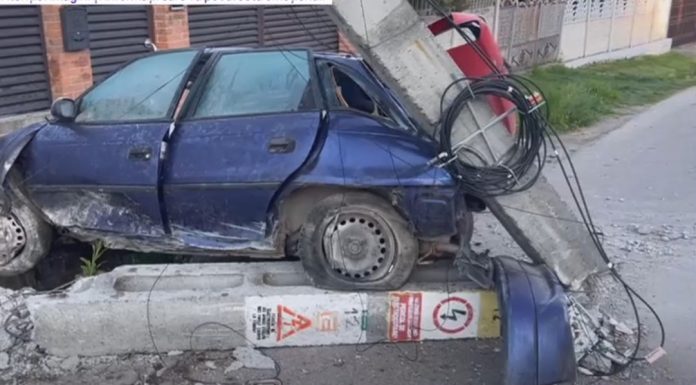 Accident mortal: Un șofer în vârstă de 35 de ani a murit, după ce s-a izbit cu mașina de un stâlp de electricitate și l-a rupt în două