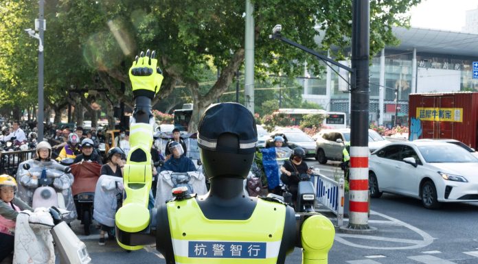 Roboți umanoizi, folosiți pentru dirijarea traficului în China