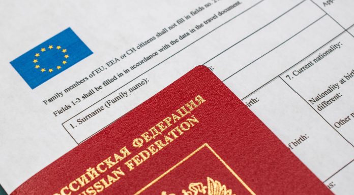 Un fost ambasador italian afost reținut în legătură cu o „rețea de vize contra cost” pentru cetățeni ruși