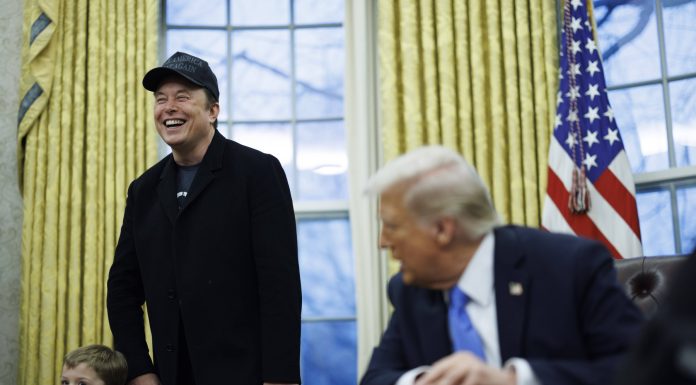 Donald Trump îi invită pe Elon Musk şi pe Tim Cook să îl însoţească în vizita sa în China