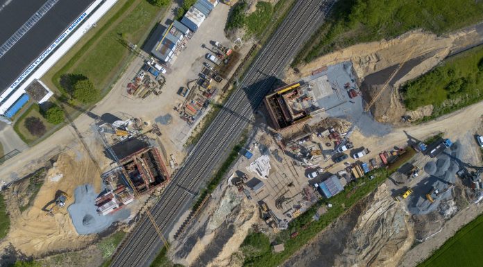 Cum arată şantierul fără muncitori: dronele şi utilajele autonome schimbă construcţia drumurilor şi tunelurilor în Europa