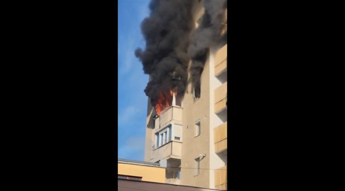 Incendiu puternic într-un bloc din Arad. Zeci de persoane s-au autoevacuat după ce un apartament a luat foc