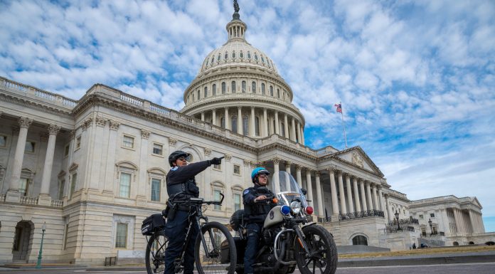 Polițiști de la Capitoliu cer în instanță blocarea fondului de 1,8 miliarde de dolari creat de Trump