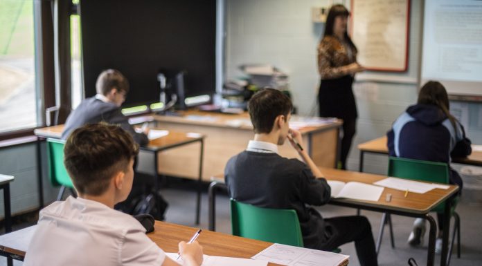 Ce s-ar putea schimba pentru elevii de liceu. Ministerul Educației a pus în consultare 175 de programe școlare noi