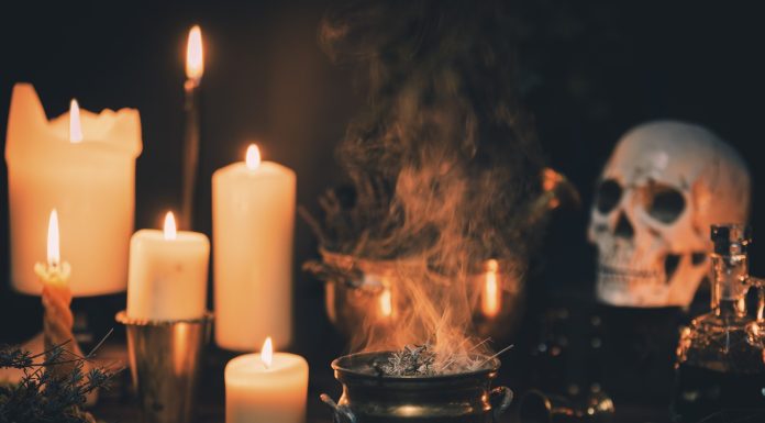 Jumătate de milion de lei, „sacrificați” în numele lui „Bau”. Cum a fost un ieșean păcălit că vorbește cu o entitate supranaturală