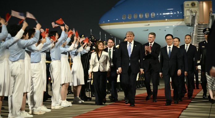 Donald Trump a ajuns la Beijing, unde îi va cere lui Xi Jinping „să deschidă China”