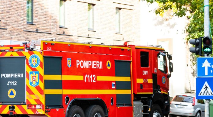 Incendiu violent la Brăila: Un bărbat a murit şi două femei au fost transportate la spital