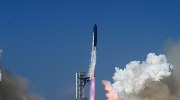 SpaceX a testat cu succes cea mai mare și mai puternică rachetă a sa de până acum