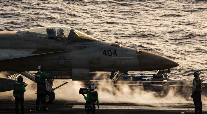 SUA au deschis focul și au neutralizat un petrolier iranian în Golful Oman cu un avion lansat de pe USS Abraham Lincoln