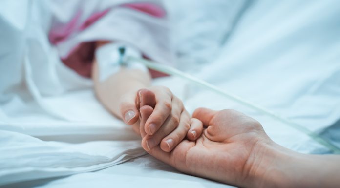 Statul cere înapoi alocația unei fetițe care a murit după o operație de apendicită. Situație revoltătoare la Constanța