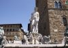 O turistă a urcat pe o statuie celebră din Florența, într-o provocare primită înainte de nuntă. Pagube de mii de euro