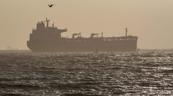 SUA au „imobilizat” două petroliere care încercau să intre într-un port iranian: Un avion „a tras în coșurile lor de fum”