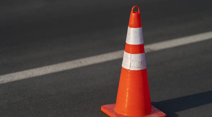 Accident pe DN 67, în Gorj: patru persoane rănite după ce o mașină a lovit un copac
