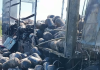 Imagini cu un TIR încărcat cu butelii goale care a luat foc pe DN6. Incendiul a fost lichidat
