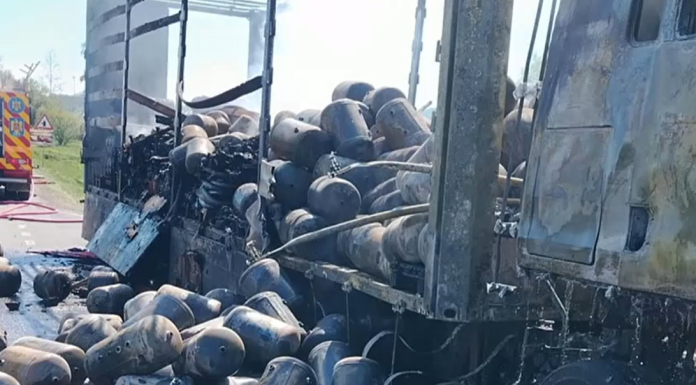 Imagini cu un TIR încărcat cu butelii goale care a luat foc pe DN6. Incendiul a fost lichidat