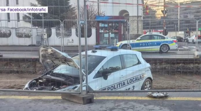 Accident cu mașina de poliție în București: Autospeciala a ajuns în lucrările de pe linia de tramvai