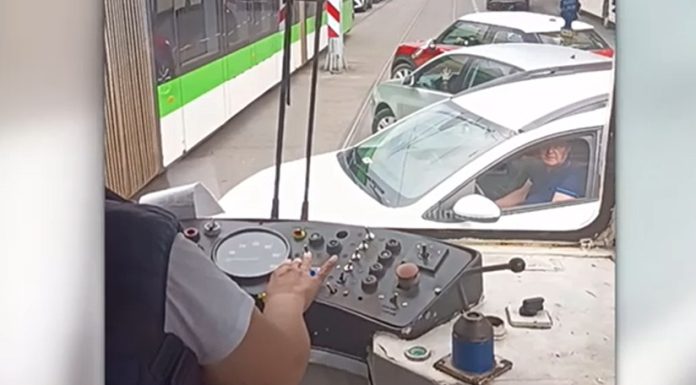 Exasperată de circulația din București, o femeie s-a dat jos din tramvai și a făcut ordine în trafic. „Doamnă, hai, dați-vă să trecem”