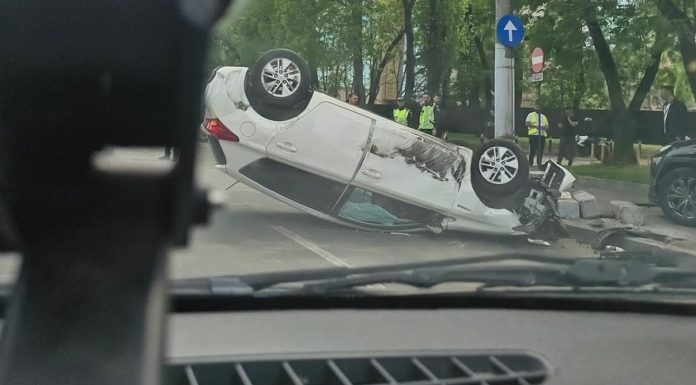 Accident cu trei maşini în Sectorul 6. Unul dintre vehicule s-a răsturnat pe plafon, o femeie fiind rănită