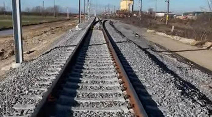 Incendiu la locomotiva unui tren pe ruta Râmnicu Vâlcea–Sibiu. Pasagerii au fost evacuați, DN 7 și calea ferată, blocate