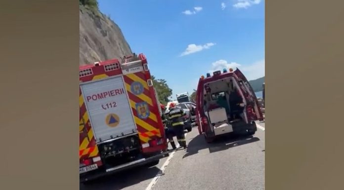 Accident rutier grav în Mehedinți. Au fost implicate 3 mașini. Un om a murit și 3 au fost răniți