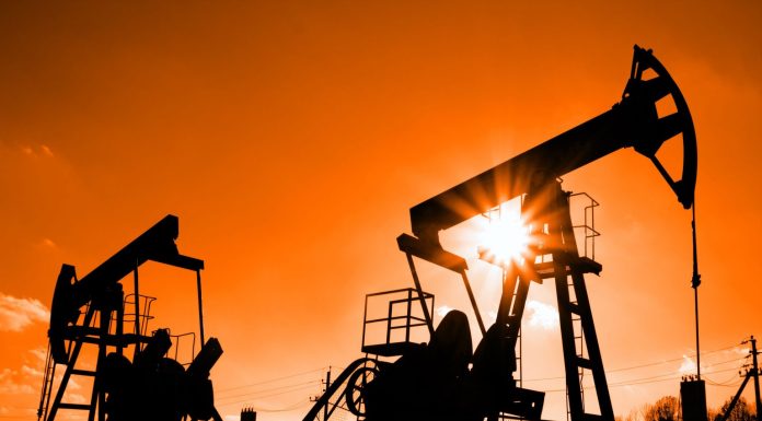 Prețul petrolului a scăzut puternic după declarațiile lui Trump privind negocierile SUA–Iran. Expert: „Există o rază de speranță”