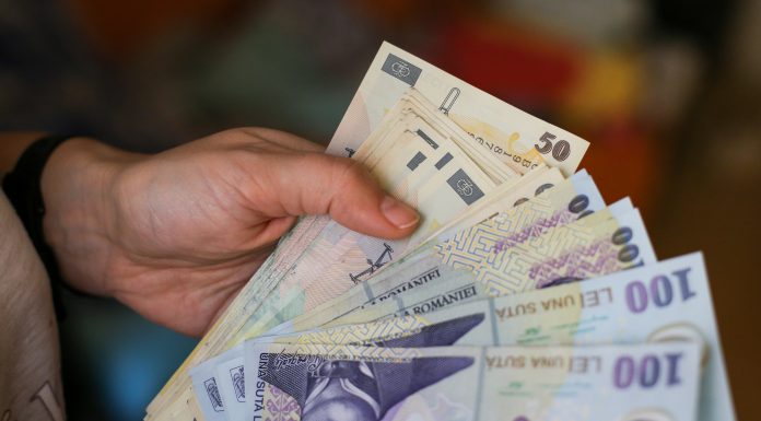 Crește indemnizația de însoțitor de la 1 iulie 2026. Suma pe care o vor primi beneficiarii după majorarea salariului minim
