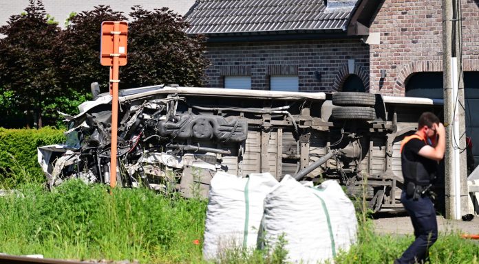 Un tren regional s-a ciocnit cu un microbuz școlar în Belgia: mai multe victime