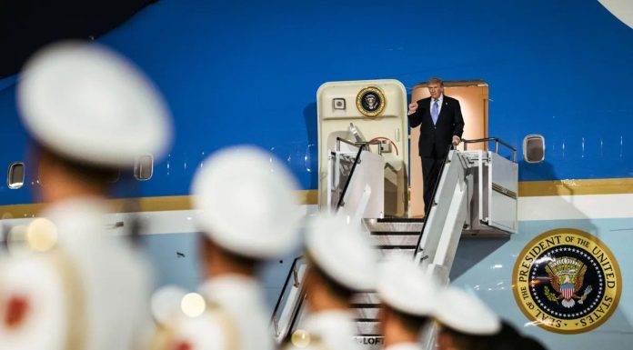 „Nimic din China nu e permis în avion”. Echipa lui Trump a aruncat telefoanele, ecusoanele şi cadourile primite în vizita la Beijing