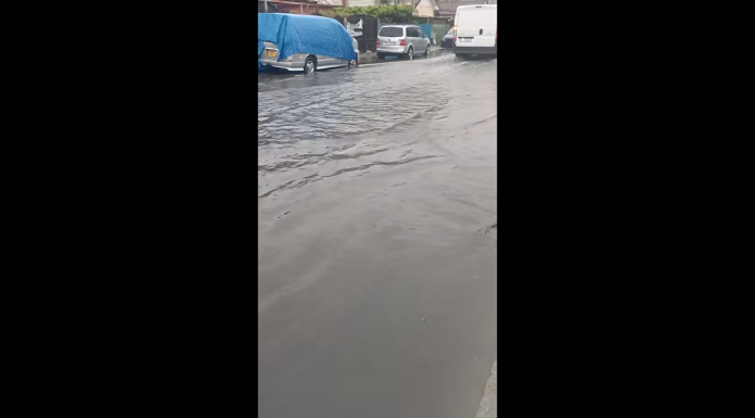 Străzi inundate în Slatina după ploile abundente din ultimele ore. Când s-ar putea opri furtuna