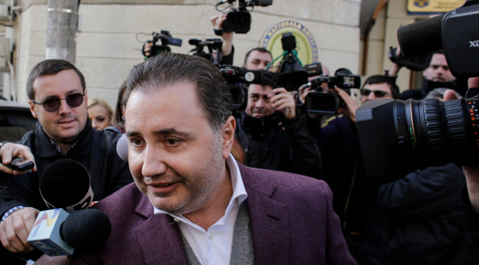 Un fost deputat PSD condamnat pentru corupție a făcut scandal în timpul discursului Maiei Sandu din PE. A fost dat afară din plen