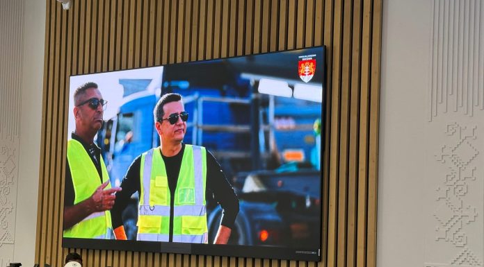 Surpriza PSD pentru Bolojan, la Suceava: Premierul, întâmpinat cu pozele lui Sorin Grindeanu