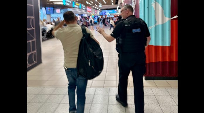 Pasagerul unei curse aeriene Londra Luton – Bacău, dat jos din avion după ce a furat ochelari de soare din duty free