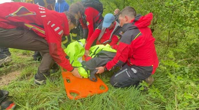 Noi imagini cu momentul în care copilul de 5 ani din Sibiu a fost găsit. Gestul salvamontiștilor care l-a făcut pe Alex să zâmbească