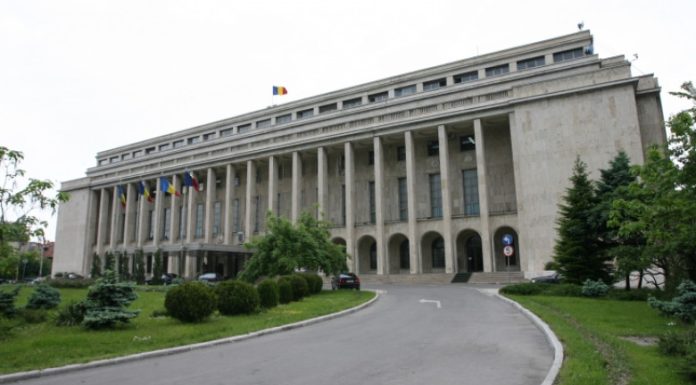 Palatul Victoria, iluminat sâmbătă în culorile Uniunii Europene. Mesajul Guvernului de 9 mai