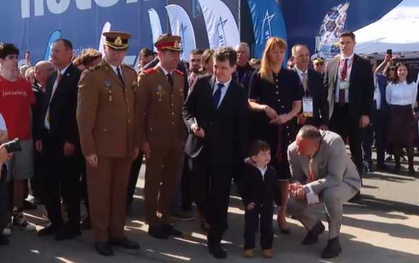 Nicușor Dan a mers cu băiețelul său la cea mai mare expoziție de arme din regiunea Mării Negre