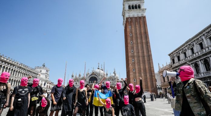 Rusia a declarat o trupă punk „extremistă și teroristă”. Motivele din spatele deciziei Moscovei