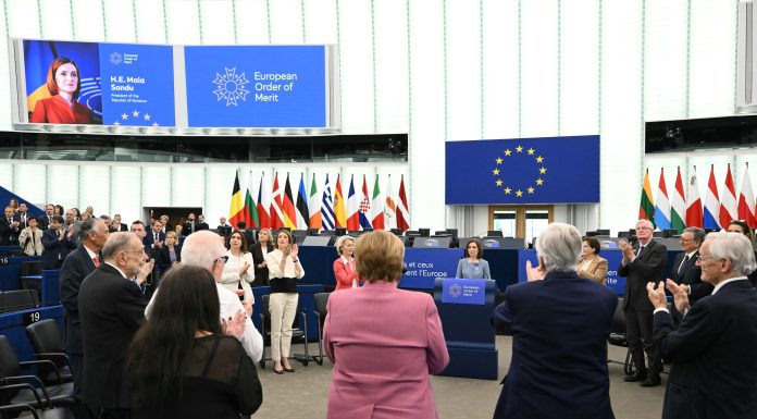 Maia Sandu, în lacrimi, aplaudată în picioare în Parlamentul European. Premiul primit de președintele Moldovei