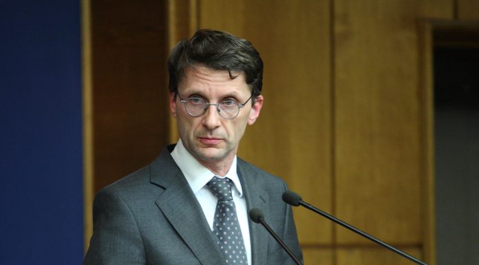Euro scade ușor după recordurile din ultimele zile. Dan Suciu, purtătorul de cuvânt al BNR: „Tensiunile pot continua”