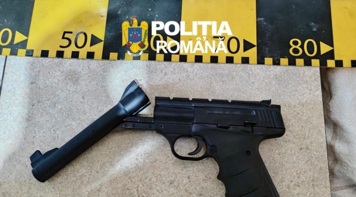 Peste 40 de percheziţii în 22 de judeţe, într-un dosar privind arme cumpărate ilegal online din Ungaria. Ce au confiscat poliţiştii