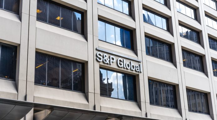 România scapă de retrogradare, dar S&P Global avertizează: Putem reduce ratingurile, dacă impasul guvernamental se prelungește