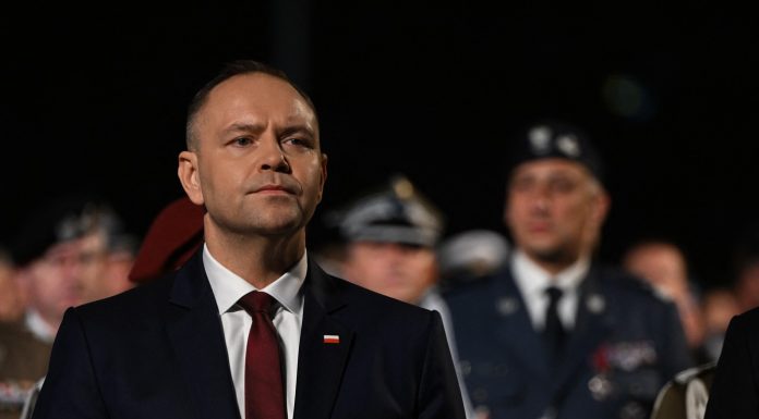 Președintele Poloniei vrea o nouă Constituție pentru că „nu pot exista două centre de putere”. Reacția lui Tusk