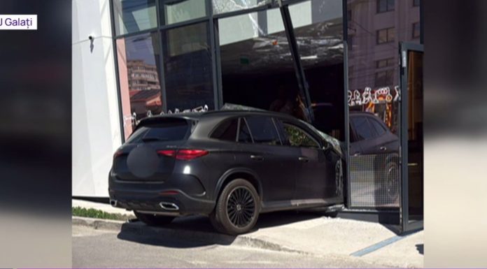 O şoferiţă de 71 de ani din Galați a intrat cu maşina într-un bancomat şi a accidentat o femeie