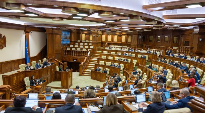 Deputații din Republica Moldova, obligați să ia cuvântul doar în limba română, după ce utilizarea rusei a fost restricționată