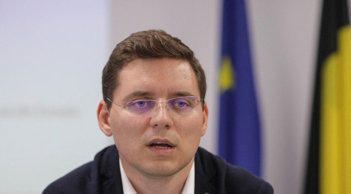 Victor Negrescu, după adoptarea moțiunii: „Forţele politice de dreapta să revină rapid şi cu maturitate la masa negocierilor”